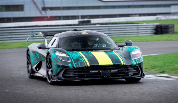 Предсерийный Aston Martin Valhalla вышел на тесты