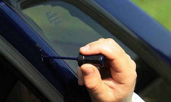 Как убрать царапины с пластика в салоне автомобиля